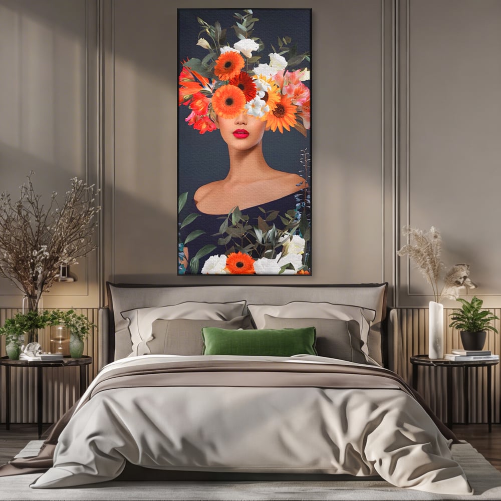 Tablou canvas cu tablou portret femeie cu flori, in rama de aluminiu negru, pe perete intr-un dormitor